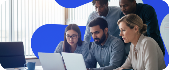 Equipe analisando resultados em notebooks